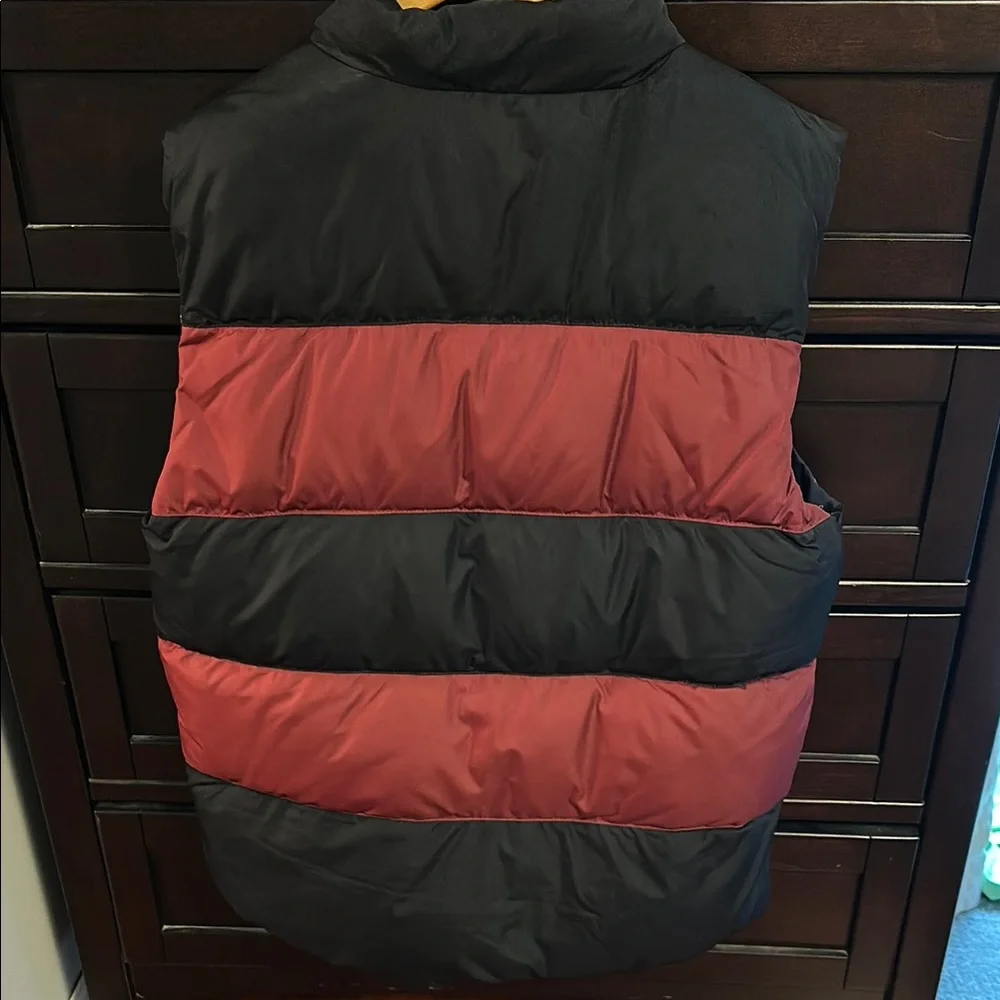 Tommy Hilfiger Men's Black and Red Puffer Vest - Picture 2 of 7